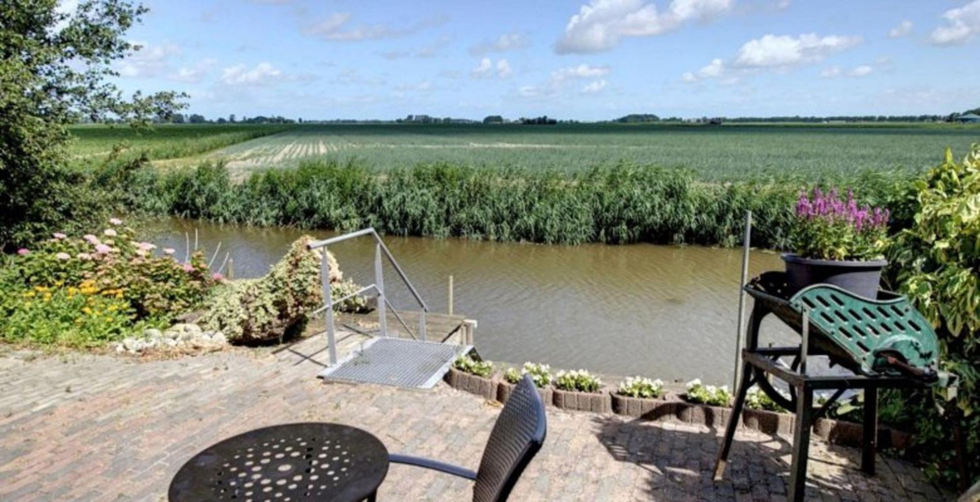 Appartement 2 Met Terras Aan De Tuin Van Op De Roemte Baflo Kültér fotó